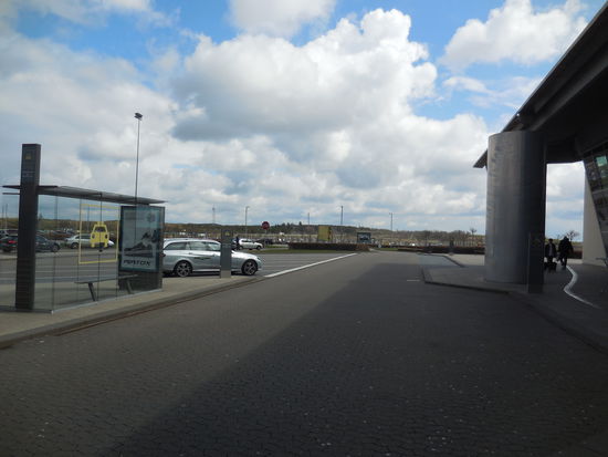 Billund lufthavn 2016: Die Parkplätze liegen jetzt recht weit entfernt vom Terminal, aber es fährt ein kostenloser Shuttle-Bus.