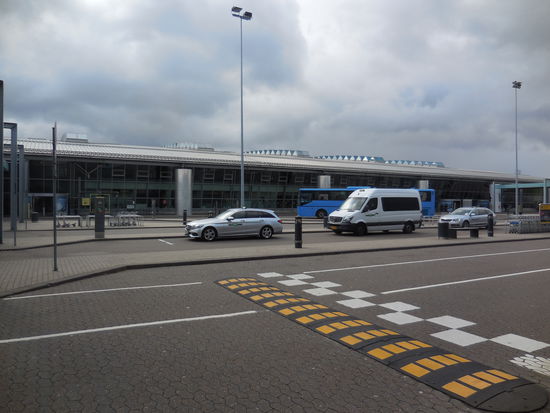 Das Terminal hat ein 2. Stockwerk bekommen, ist viel viel größer, die Zufahrtstraßen sind verlegt, aber eine Hotdog-Bude vorm Terminal gibt es sympathischerweise doch noch: Echte dänische, rote Pølser (Würstchen) im klassischen Pappbrötchen mit Remoulade, Ketchup, Senf, dänischem Gurkensalat und Röstzwiebeln -&gt; ich frühstücke 