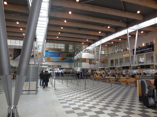 Nur die Cafeteria enttäuscht - und Gott sei Dank habe ich schon Hot Dog gefrühstückt, denn Smørrebrød gibt´s leider nicht mehr und noch nicht mal mehr die quietschbunte "Fuglsang"-Brause, nur noch das übliche Gesöff aus dem Coca-Cola-Repertoire...