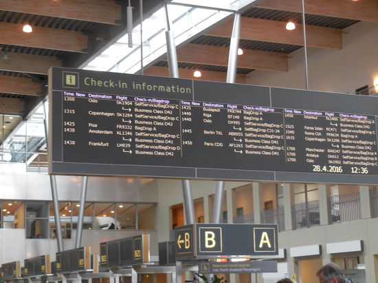 Haaallloo ? So eine gigantische Anzeigetafel gab´s damals auch nicht, nur so kleine Fernseher mit winziger grüner Schrift, war für die 5 Flüge/Tag in der Vergangenheit auch mehr als genug