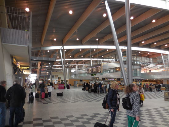 Check-in bei Norwegian läuft natürlich am Automaten. Kompletter Self-service. Man schickt auch sein Gepäck selbst auf die Reise, inkl. Baggage-tag selber anbringen, wiegen usw...