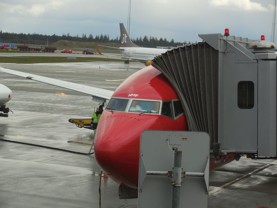 Diese Flugzeug-Finger gab´s natürlich auch nicht, man latschte über´s Flugfeld zur Maschine und stieg über Treppen ein, von wo man nochmal in die Kodak Instamatic winkte, die der knipsende Vater auf dem Rollfeld in die Luft hielt. Ich bin leider zu faul, entsprechende Nostalgiefotos zu suchen...aber es gibt sie...