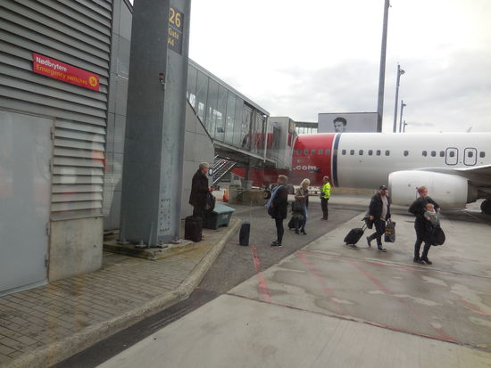 Und im hypermodernen, hochtechnisierten Norwegen geht es tatsächlich zu Fuß ins Terminal