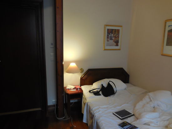 Das frage ich mich schon lange: Wer sucht eigentlich immer diese idiotischen Bilder für Hotelzimmer aus ??? Ich habe fast noch nie ansprechende Bilder an Hotelzimmer-Wänden gefunden. Weg damit, eine weiße Wand ist definitiv schöner...