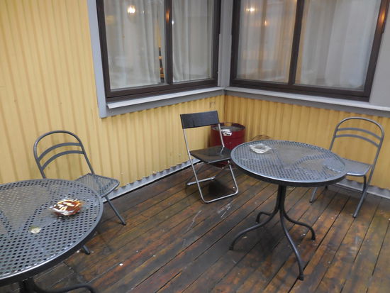 Ich bin ja heilfroh um die Raucher-Terrasse, wo gibt es sonst sowas noch ? Ist ja weltweit fast schon schwer zu finden, ein lauschiges Plätzchen für die bösen, bösen Raucher. Trotzdem: Wir Raucher sind auch Menschen, und könnte man da nicht wenigstens mal die Aschenbecher leeren und die Mülltonnen entrümpeln ???