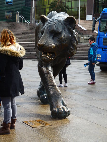 Meine erste Begegnung am Osloer Hauptbahnhof, heute: Ich liebe Tiger !!! Und habe sogar schon mal welche getätschelt (in Thailand).