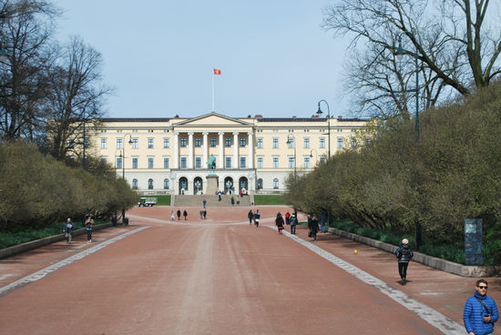 Schloss Oslo - Sitz der königlichen Familie. Es gibt auch noch das Schloss "Skaugum", was irgendwie so klingt wie "Kaugummi". In diesen Schlössern leben dann König Harald, Königin Sonja und die Kronprinzenfamilie um Haakon und Mette-Marit...