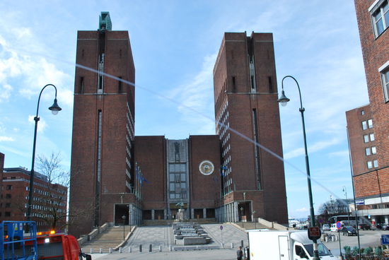 Das rote Rathaus von Oslo - viele halten es für unfassbar hässlich. Es erinnert mich auch sehr stark an das sogenannte Deutsche Haus meiner Heimatstadt Flensburg, das ist auch so ein roter Backsteinbau mit viereckigem Turm. Selbiges ist jedoch nicht das Rathaus von FL (das ist noch viel, viel hässlicher - Platte aus den 70ern), sondern heutzutage Veranstaltungszentrum und Konzertsaal.