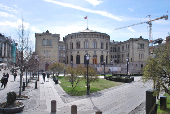 Das Parlamentsgebäude - Stortinget - in Oslo. Ganz hier in der Nähe hat auch der entsetzliche Anschlag mit am Ende 77 Toten im Juli 2011 mit der Explosion einer Autobombe seinen Anfang genommen. In Oslo kamen dabei 8 Menschen ums Leben und bei der abscheulichen Fortsetzung dieses Massenmordes auf der von hier aus ca. 40 KM entfernten Insel Utøya weitere 69, fast alles Jugendliche.