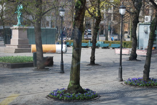 Moderne Kunst im Park - überdimensionierte Zigarettenkippe, es gab auch noch einen riesigen Coffee-to-go-Becher im Park...