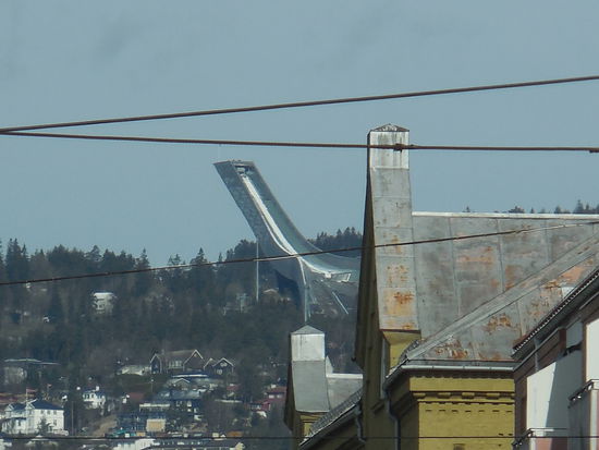 Herangezoomt ohne Ende mit dem größten Tele, das ich habe: Holmenkollen. Aber das ist sowieso Programm für morgen...