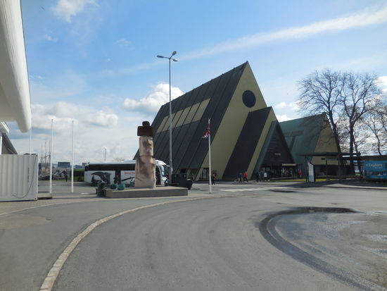 Hier drinnen liegt die famose Fram... "Fram" bedeutet auf deutsch übrigens soviel, wie "vorwärts"...