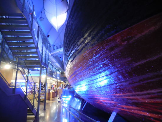 Es erinnert mich an die Vasa in Stockholm - da bekommst du auch nicht das ganze Schiff auf ein Foto...