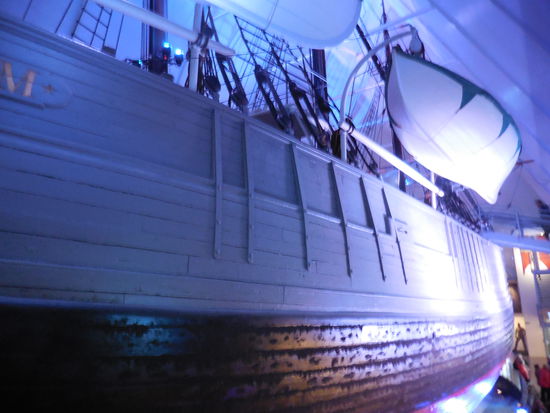 Fram ist ein Dreimast-Schoner, aber schon zu Zeiten Nansen´s mit Dampfantrieb...