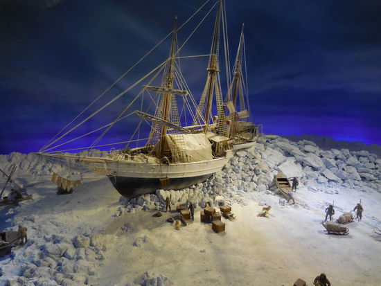 Fram - eingeschlossen im arktischen Packeis - so muss man sich das vorstellen...