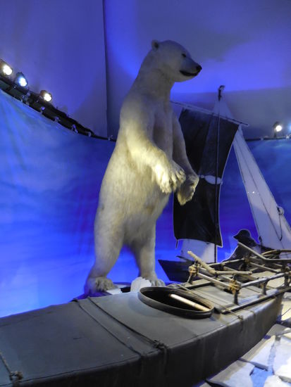 von Robben- und Eisbärenfleisch hat sich die Crew ernährt während der langen 3 Jahre im Packeis.