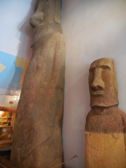 Hinein in die nächste norwegische Weltentdecker-Stätte: Kon-Tiki-Museum. Die beiden Moais sind natürlich Nachbauten der Figuren auf den Osterinseln, eine davon immerhin 9 m hoch..