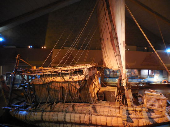 aus Bast alles zusammen geflochten und ein Segel aus Baumwolle..