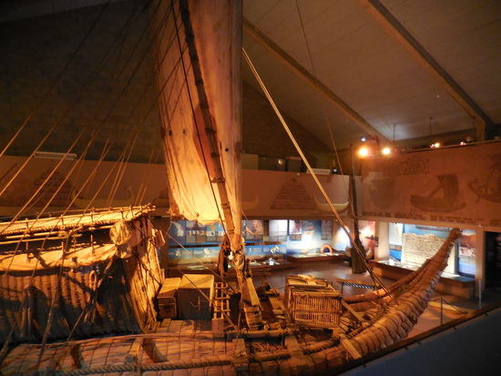 sehr, sehr einfach. Aber die Bauweise erinnert mich z.B. an die aus Ried zusammengebundenen Uros-Inseln im Titicaca See in Peru/Uruguay...