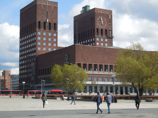 Rathaus von Oslo von der Schokoladenseite aus gesehen. Ich bin auch mal rein und habe mir eine dort gerade stattfindende Kunstausstellung angesehen. Die Kantine wurde übrigens auch bestreikt... es geht hungrig und durstig weiter aus purem Geiz...