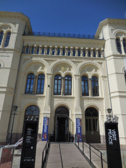 Im ehemaligen Westbahnhof von Oslo wurde im Jahr 2005 das Nobel-Friedenszentrum eröffnet. Eine ganz tolle Ausstellung gibt es hier zu sehen, lohnt sich sehr und kostet mit dem Oslo-Pass nichts extra. Man muss nur seine Tasche/Rucksack wegschließen (ohne Pfand).