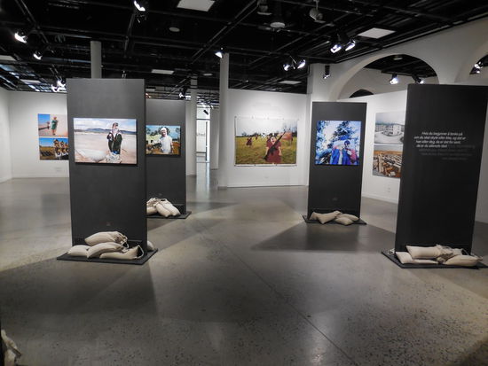 Die Ausstellung beschäftigt sich hier immer mit den aktuellen Krisenherden der Welt und wieviele haben wir aktuell davon ? Soviele, wie seit dem 2. Weltkrieg nicht mehr. Es ist anschaulich, bedrückend, krass und furchterregend, was man hier zu sehen bekommt.