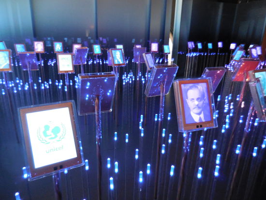 In diesem Saal werden alle Friedensnobel-Preisträger seit 1901 ausgestellt mit Fotos und allem modernen Pipapo. LED´s, interaktive Geschichten, einfach total cool. Man bleibt instinktiv stehen vor den Portraits, die man kennt, als da z.B. wären: