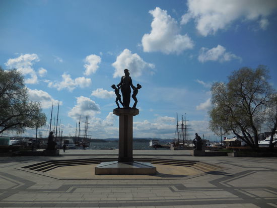 Statue von Emil Lie vor dem Rathaus Frau mit Kindern