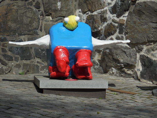 Moderne Kunst ? Kermit-Froschkopf mit blauer Rettungsweste, weißen Schwanenflügeln und roten..., tja, da fehlt mir selbst für eine Beschreibung die Fantasie, was das wohl sein soll...