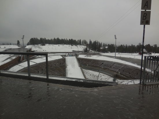 Ich stehe hier direkt unter dem Sprungturm mit Ausblick auf die Arena und den Auslaufbereich