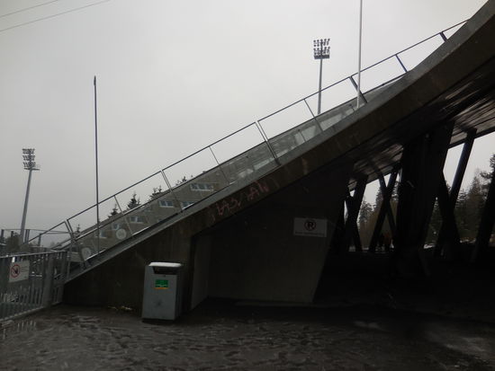 in der Nähe des Absprungpunktes (Schanzentisch)