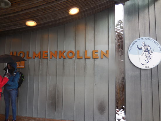 Jetzt geht es hinein in den Hopptårn und ins Skimuseum