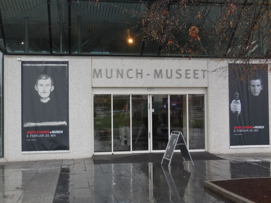 Nach 5 Minuten durch den Park bin ich klatschnass, aber am Ziel. Ich will den "Schrei" von Edvard Munch sehen, das Bild sollte eigentlich da sein...auf gut-norwegisch heißt es übrigens "Skrik", auch wieder ein sehr schönes Wort.
