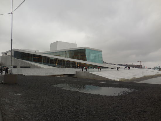 etwas trostlos wirkende Oper am Hafen