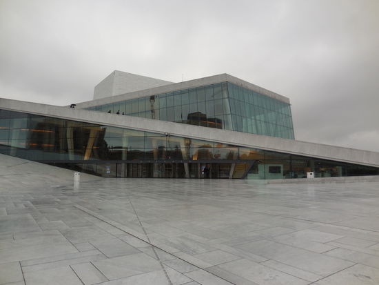 Der nasse Marmorboden ist echt rutschig... man kann auf´s Dach des Opernhauses, aber die Schrägen sind wahre Schlidderpisten. Ich mache es nicht, zumal ich auch keine Lust mehr auf das Wasser von oben habe...