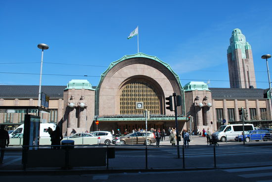 Bahnhof - er hat 3 Ausgänge und 3 große Vorplätze. Welcher ist der richtige für den Start nach der Suche zum Hotel Arthur ?