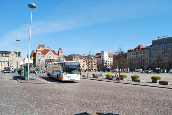 das ist der Vorplatz mit dem Busbahnhof - sieht schon richtiger aus, aber wo ist mein Hotel ?? Es soll doch nur 500 m von hier entfernt sein ???