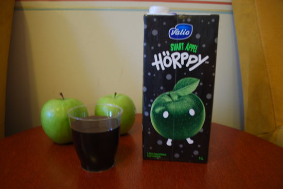 Ich traue meinen Augen nicht ! Schwarzer Apfelsaft ! Schmeckt übrigens genauso, wie´s aussieht. Ich kippe alles ins Klo und bin froh, noch im Coca-Cola-Regal zugegriffen zu haben, immer eine sichere Bank weltweit...
Die beiden grünen Äpfel sind übrigens noch ein Norwegen-Import von mir.
