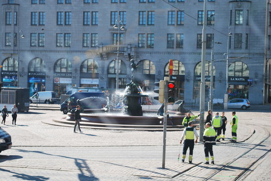 Als erstes geht es runter zum Hafen und da befindet sich der berühmte Brunnen mit der Meerjungfrau namens "Amanda". Die sehr sympathische Amanda ist nackt, aber top-in-shape trotz ihrer 98 Jahre, entsteigt der Ostsee aus Seetang und ist umzingelt von 4 Seelöwen. Ihr bekommt später noch mehr zu Amanda zu lesen...