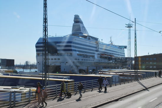 Das ist die Silja Symphony, die irgendwann heute wieder nach Stockholm abdampfen wird vom Olympia Terminal...
Die Fähren nach Tallinn fahren von einem anderen Hafenbecken ab. Und die Fähren der Viking line vom hier gegenüberliegenden Terminal Katajanokka.