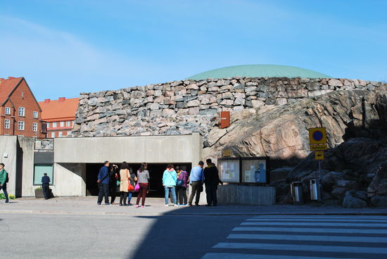 Eingang zur Tempeliaukio-Kirkko im Stadtteil Etu-Töölö
