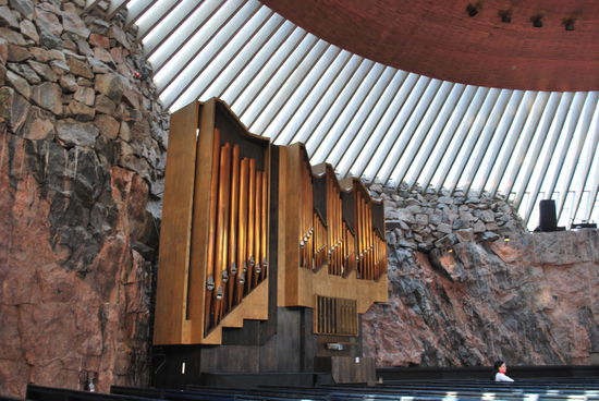 die Orgel an den rauen Kirchenwänden aus Granit
