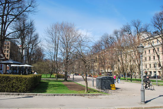 zurück in Hafennähe zwischen den Prachtstrassen Helsinkis mit dem Park Esplanadin Puisto  in der Mitte.