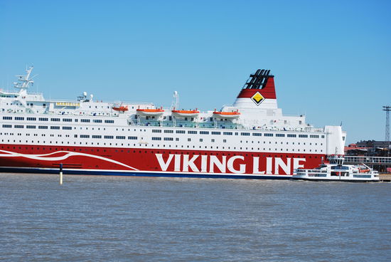 ...mit schnittigen Fähren.