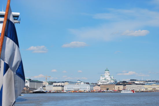 weiß-blau: Jetzt präsentiere ich erstmals die Hafensicht mit Dom und Flagge, dazu Himmel in hellblau, Wasser in mittelblau und Wolken in weiß: