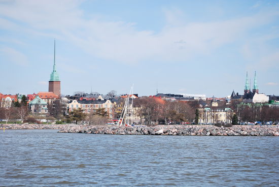 Der Kirchturm der Mikael Agricola Kirkko mit dem extrem hohen Stachel auf dem Kirchendach