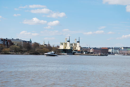 wir nähern uns dem Außenministerium Finnlands, aber das interessiert mich persönlich null.