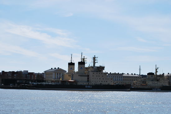 Sehr viel interessanter: Die davor verankerten Schiffe. 3 an der Zahl.