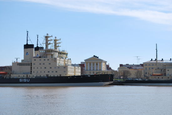 Es ist die finnische Eisbrecherflotte, die im Sommer hier vor Anker liegt.