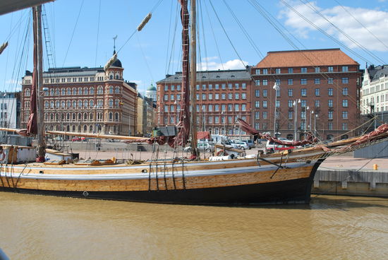Schick, aber nicht überwältigend für mich. In meiner Heimatstadt Flensburg gibt es oft sehr grandiose Segelschiffe zu sehen, inklusive Gorch Fock.